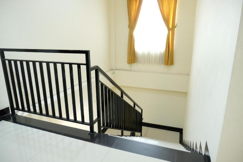 Oyo 1616 Hotel Central City 2 Tanjung Pandan Exterior photo