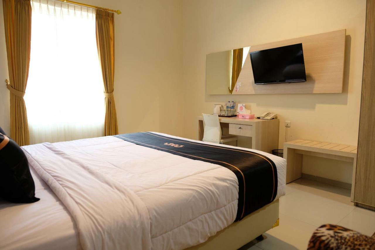 Oyo 1616 Hotel Central City 2 Tanjung Pandan Exterior photo
